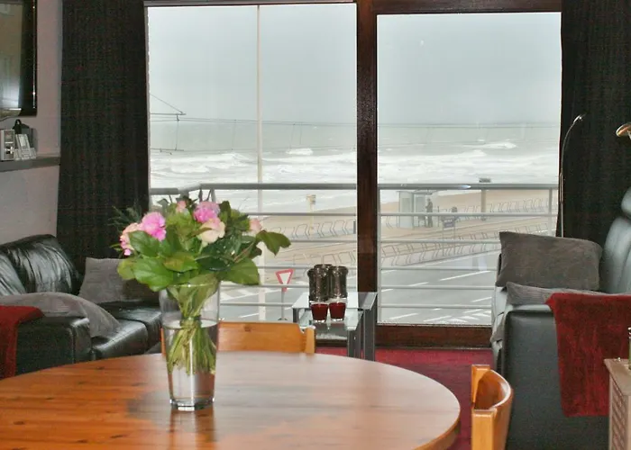 Met Zeezicht Max 6 P Apartment